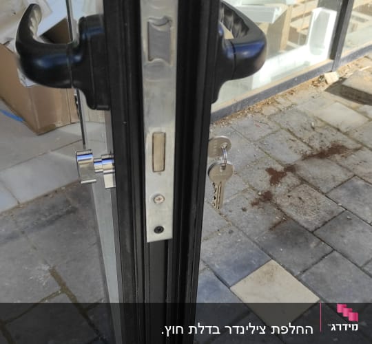 מנעול דלת זכוכית עם מפתח